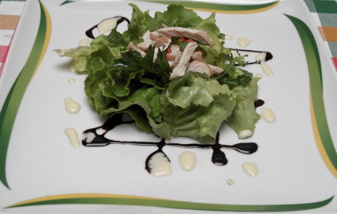 Tépett kerti saláták csíkokra vágott jércemellel (794 kJ, 189 kcal)