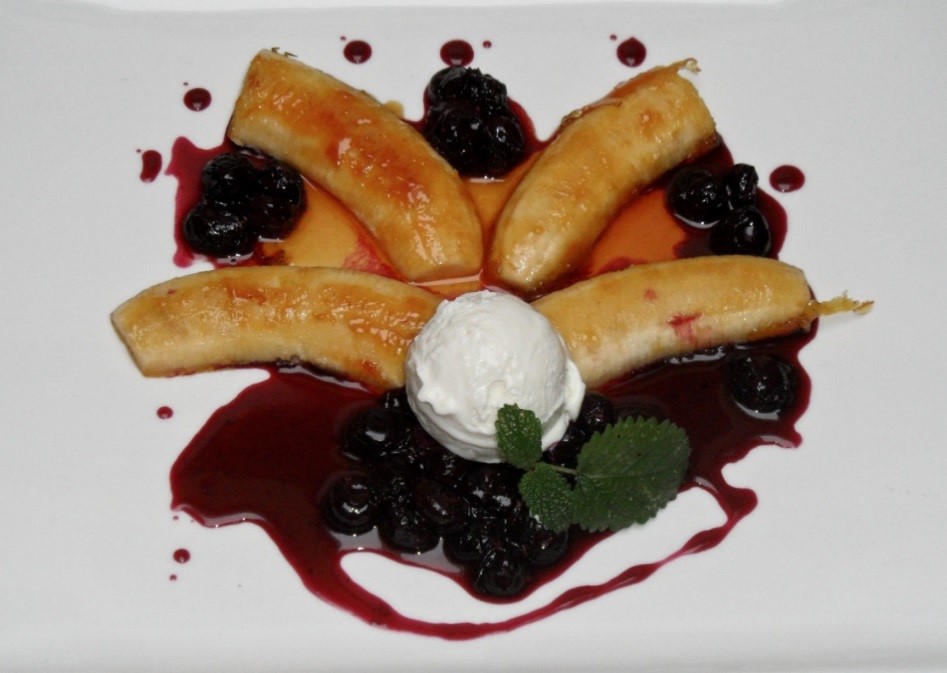 Karamell ágyon sült banán vaníliafagylalttal és forró áfonya öntettel 