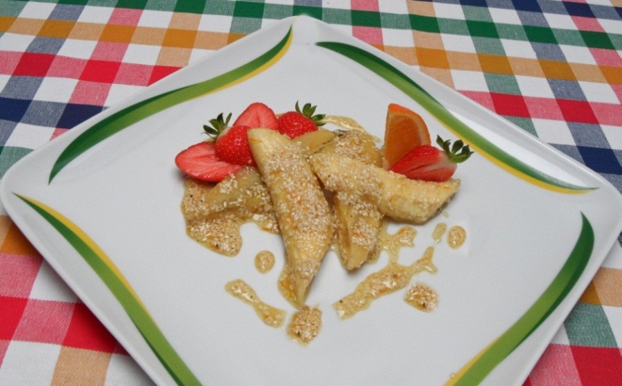 Szezámaggal sült banán földi eperrel (1113 kJ, 265 kcal)