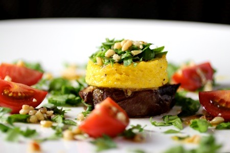 Angolos marhahús fenyőmagos leveles parajjal, tejszínes polentával és narancsos hagyma jammal 