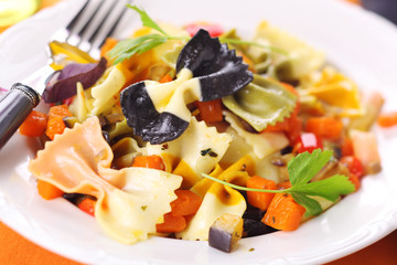 Sokzöldséges farfalle 