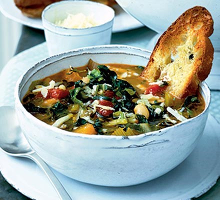 Nyári minestrone (olasz zöldségleves)
