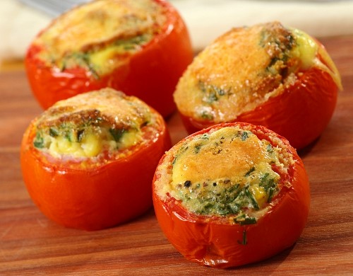 Márványsajttal töltött paradicsom sajttal pirítva, parajjal 