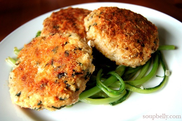 Csirkehús pogácsa salátával